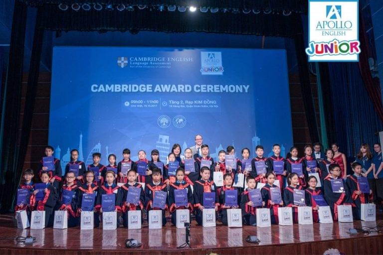 Một buổi lễ trao bằng Cambridge YLE dành cho học viên Apollo English