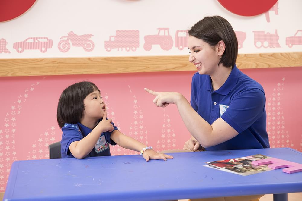Giáo viên nước ngoài sẽ giúp học viên nhí phát âm chuẩn ngay từ đầu
