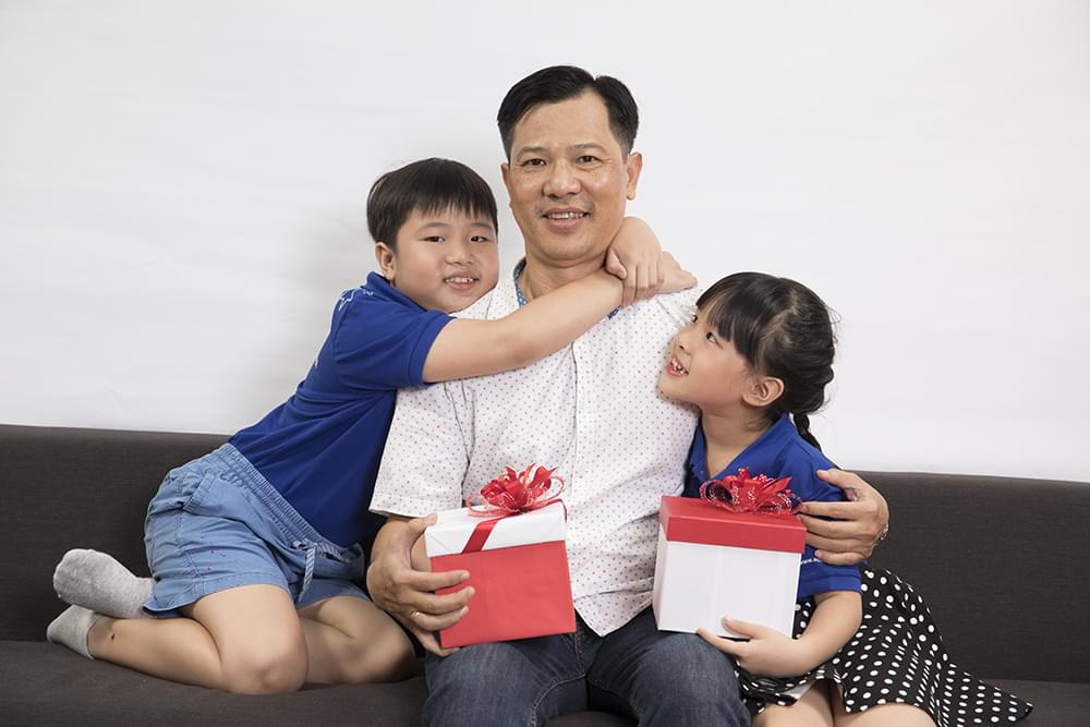 Khích lệ đúng lúc sẽ khiến trẻ cảm thấy được tôn trọng và yêu thương