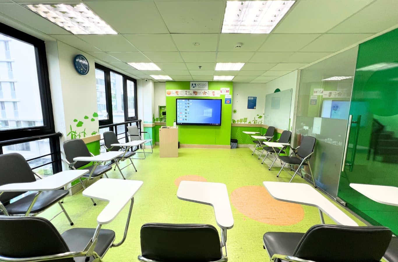 Phòng học được trang bị bàn ghế đạt chuẩn, đầy đủ ánh sáng