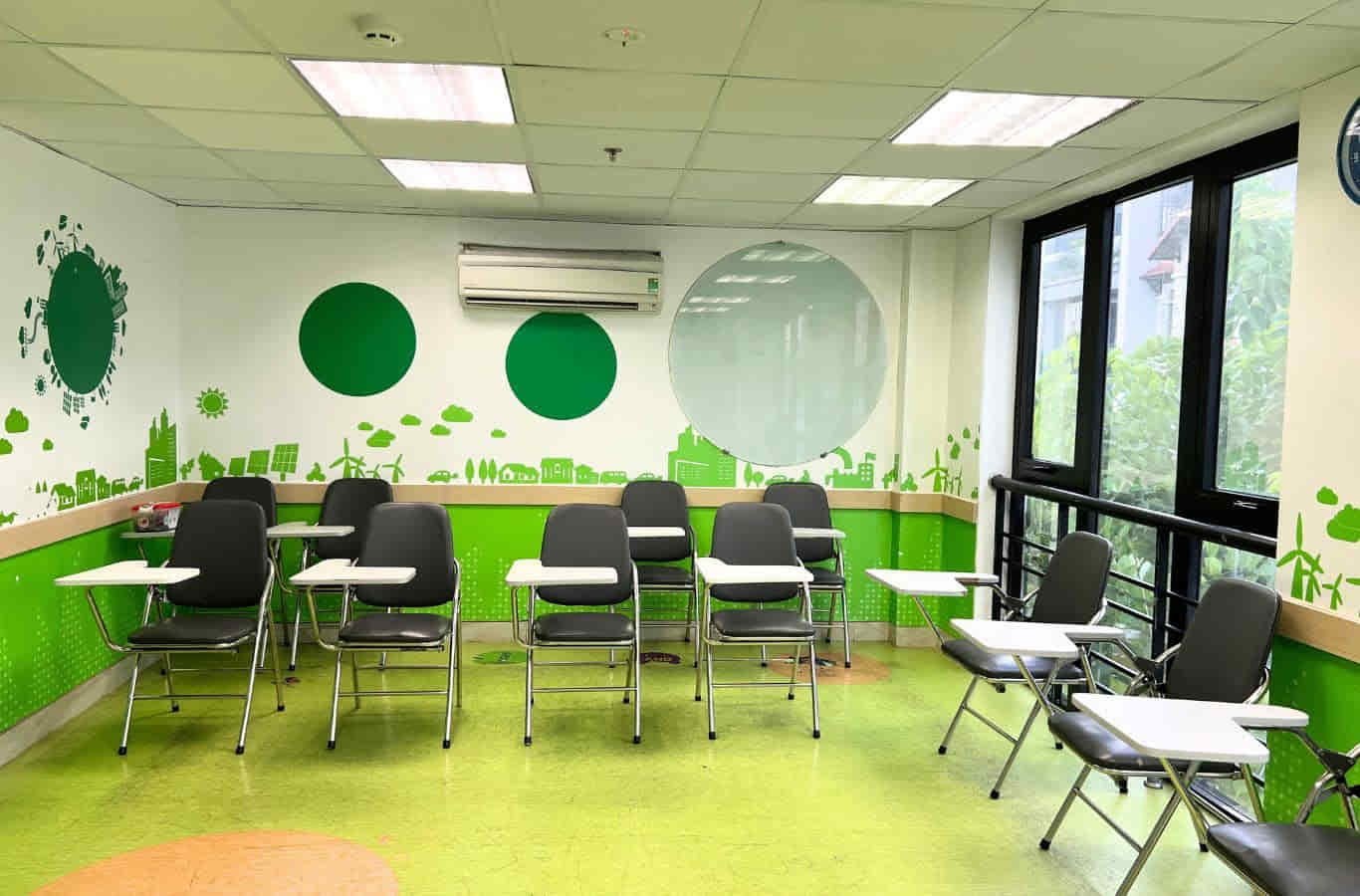 Trong phòng học có đầy đủ máy lạnh, loa…