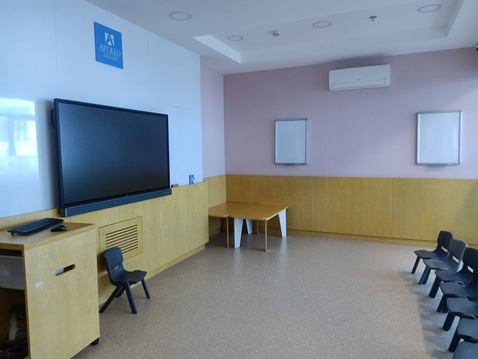 Lớp học được bố trí tivi, ghế ngồi cho học viên