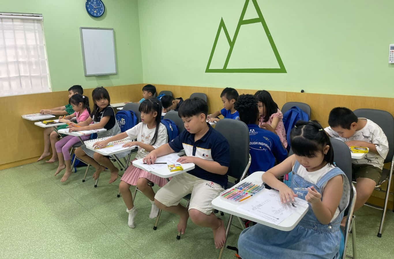 Lớp học tại trung tâm tiếng Anh Apollo English Thủ Dầu Một