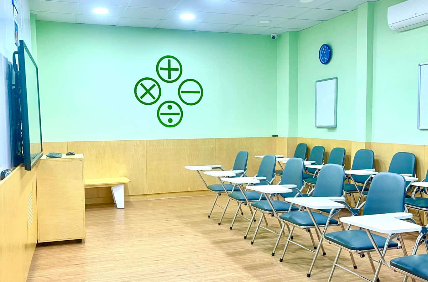 Phòng học được trang bị bàn ghế đạt tiêu chuẩn