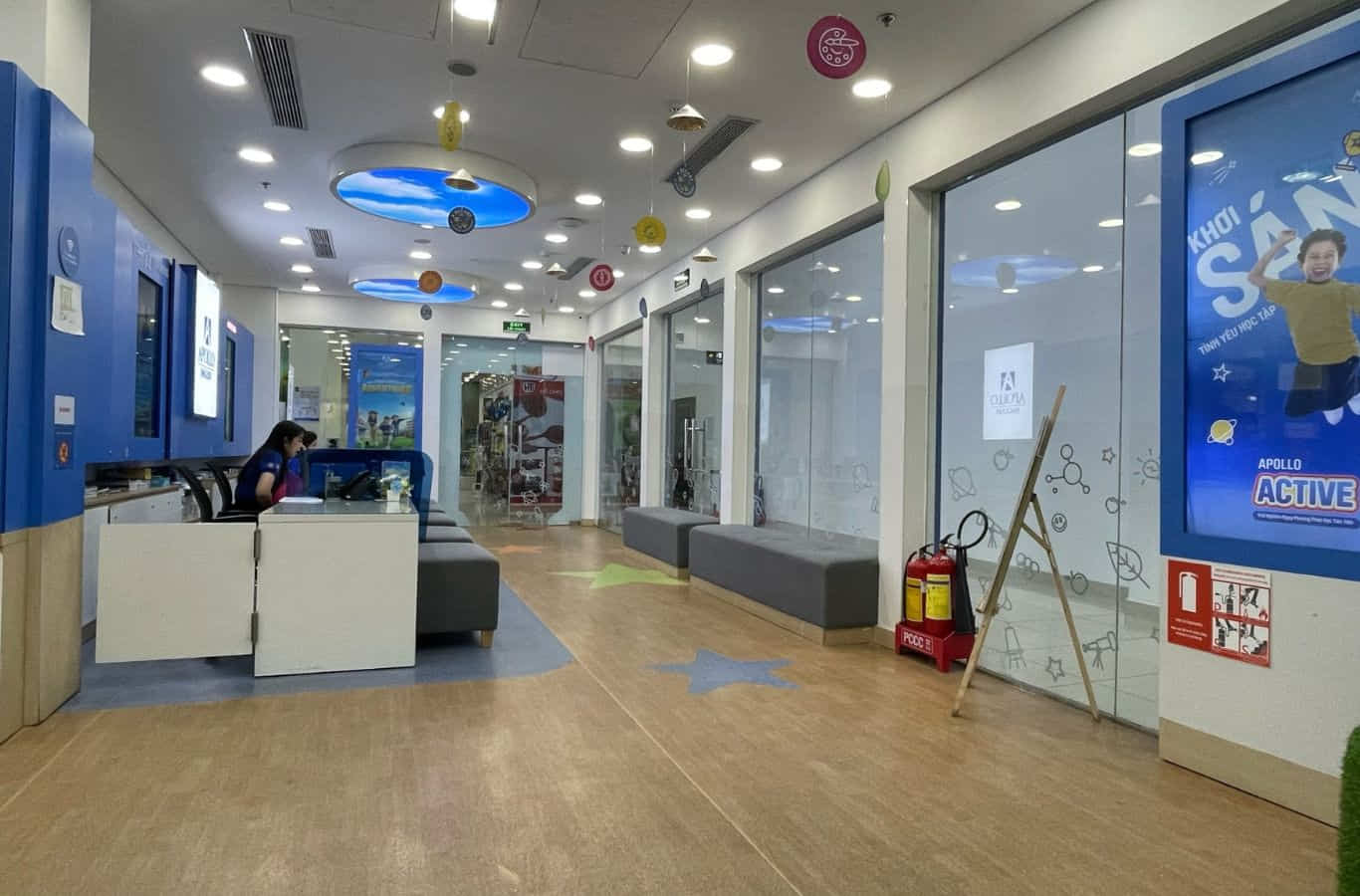 Sảnh trung tâm Apollo English Đặng Văn Bi