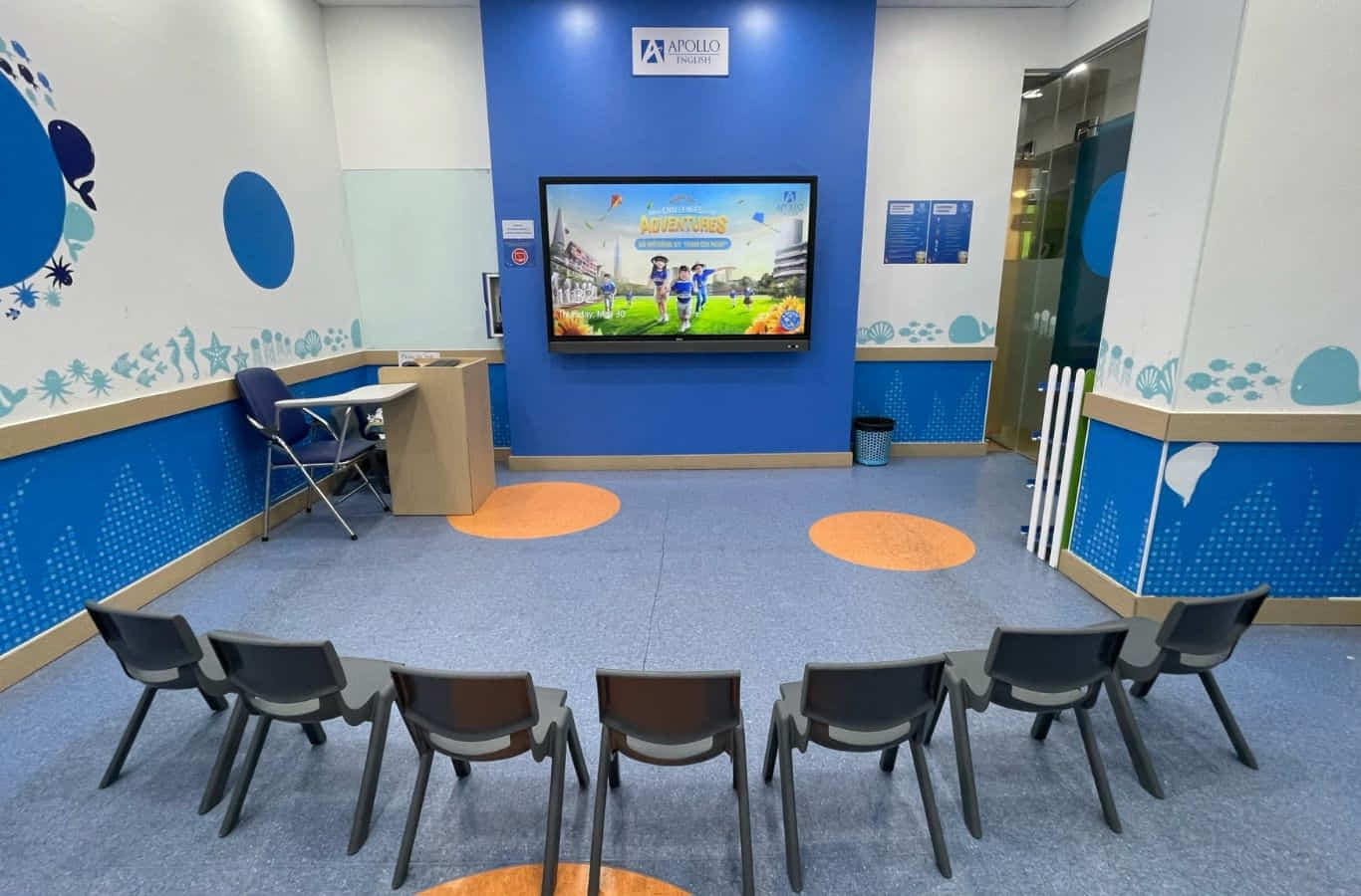 Lớp học hiện đại, bàn ghế đạt chuẩn