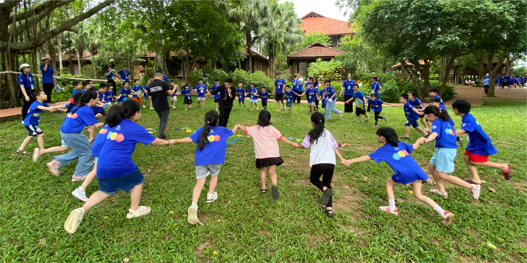 Nhóm trẻ gắn kết và vui cười cùng nhau ngoài trời.