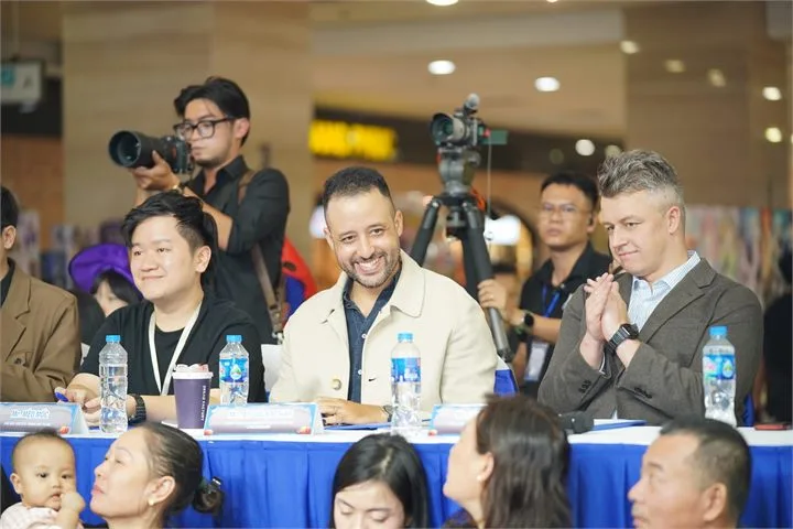 Ban giám khảo chấm thi
